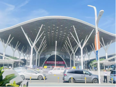 2025CHINAPLS深圳國(guó)際橡塑展                     FUDL六模高速旋轉(zhuǎn)吹塑機(jī)展會(huì)現(xiàn)場(chǎng)第一天 ”